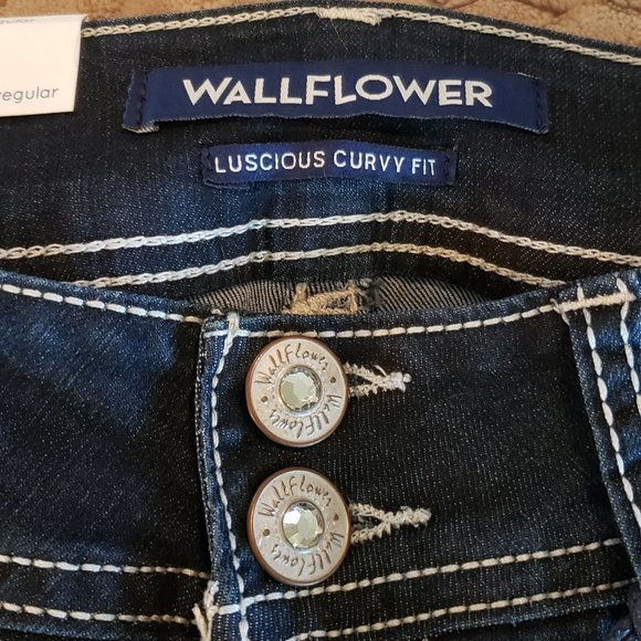 Wallflower Juniors Luscious Curvy Fit Bootcut Jeans - Picture 4 of 7